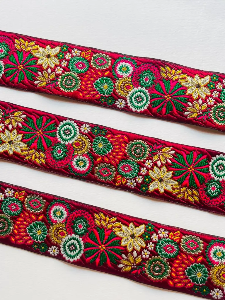 MH - Tira Hindu Bordada 5 cm Vino Flores Verdes