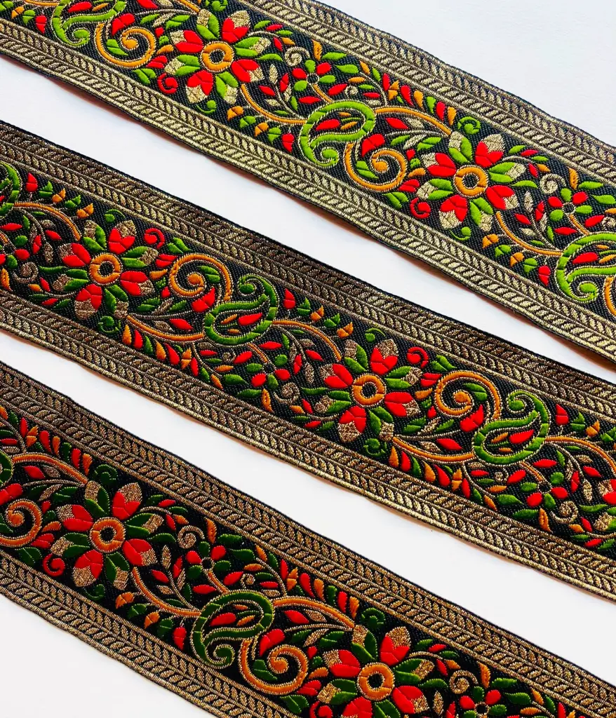 MH - Tira Hindu Bordada 7.5 cm Negro Oro Flores Rojas