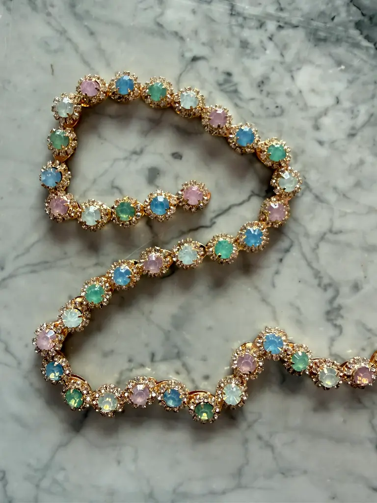 Tira Pedrería Rosetas Multicolor Pastel y Strass