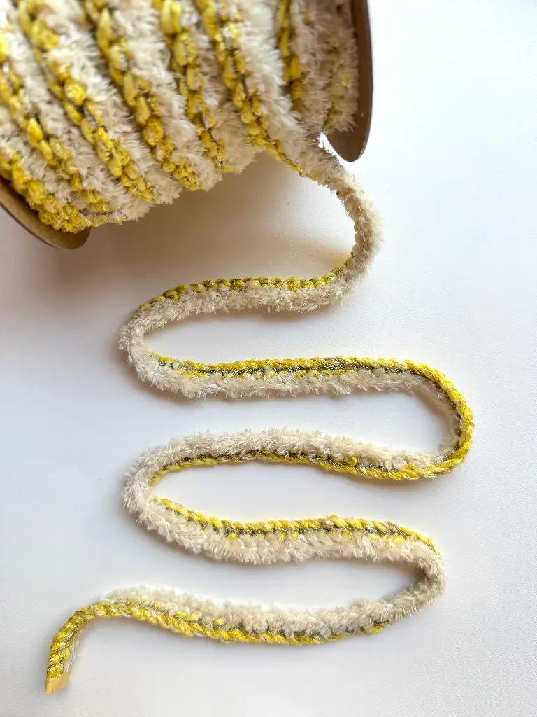 Pasamanería Tejida Estilo Chenille Amarillo y Crema Metálico