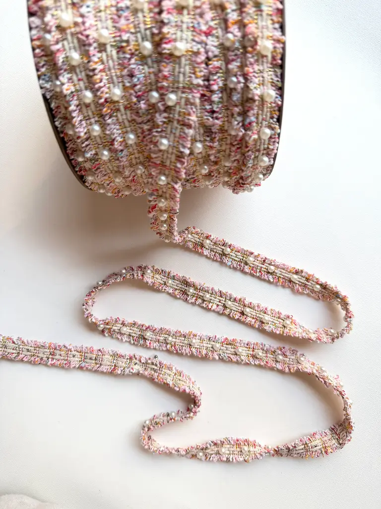 Pasamanería Entramada Tweed Chanel con Perlas Rosa Pastel