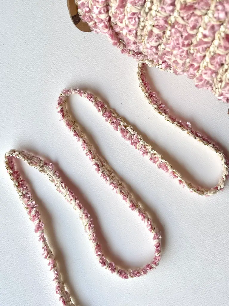 Pasamanería Tejida Estilo Tweed / Chanel Rosa Pastel, Marfil y Dorado