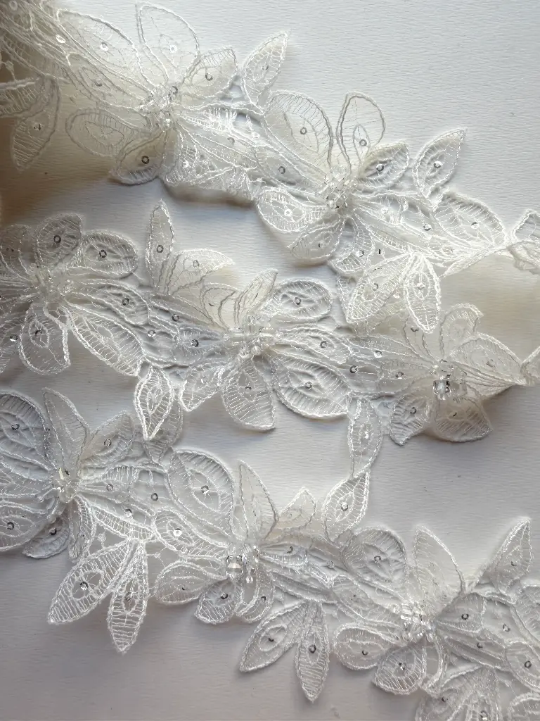 Encaje Floral Bordado con Lentejuela y Cristal