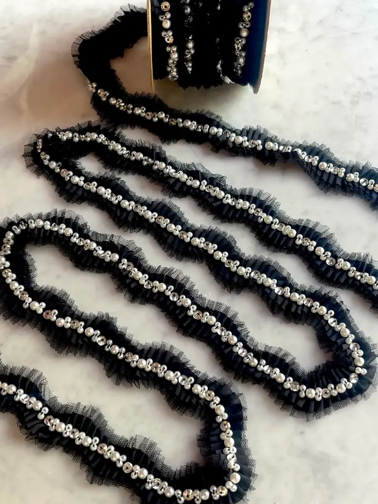 Pasamanería Encaje Plisado con Perlas y Pedrería – Negro