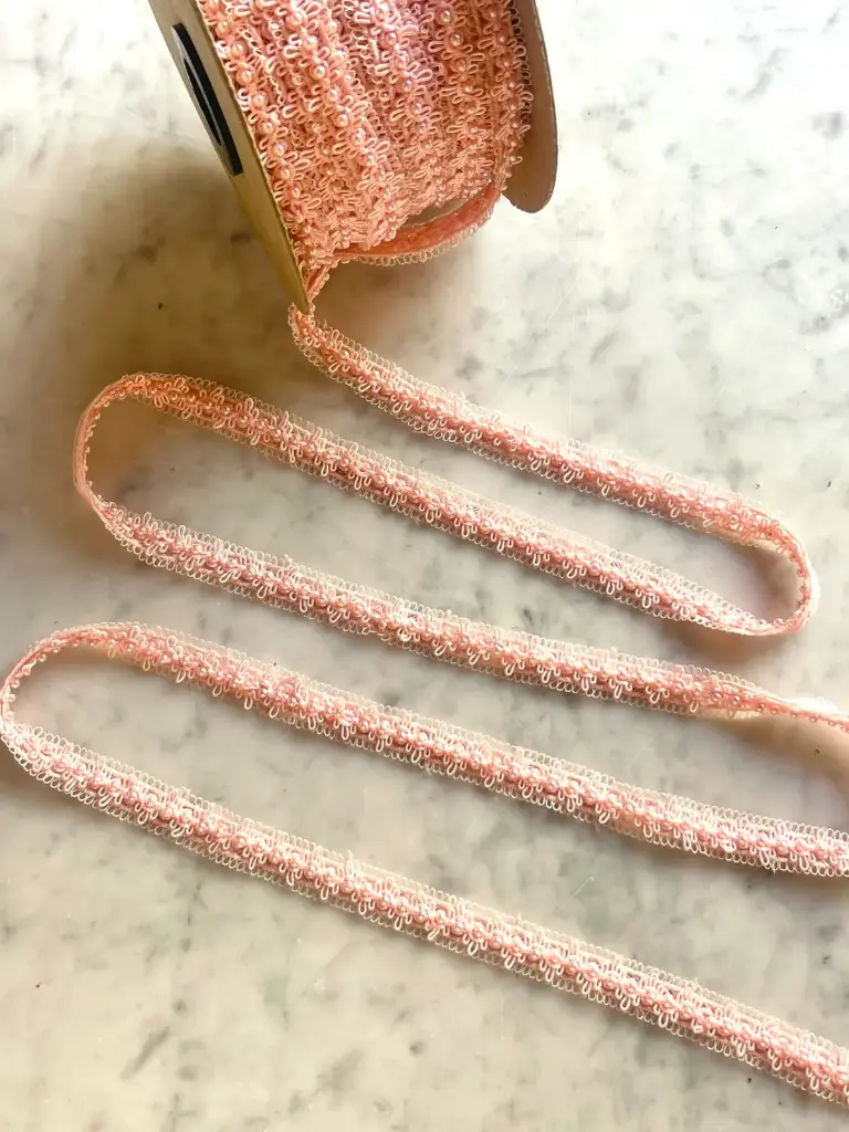 Pasamanería Galón Rosa Pastel con Presillas y Perlas