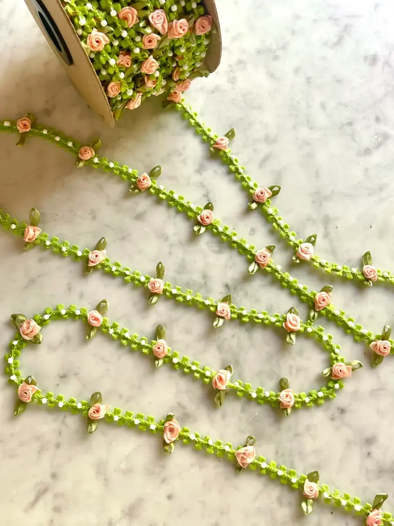 Pasamanería Galón Verde Flores Rosa Pastel y Perlas