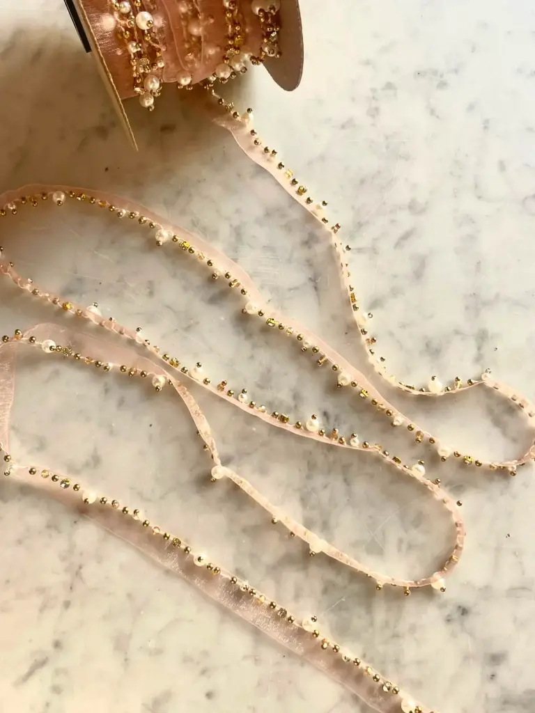 Pasamanería Rosa Nude con Borde de Perlas, Cristales y Cuentas Doradas