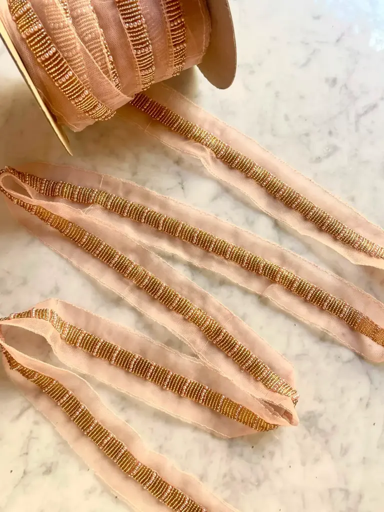 Pasamanería Tul Rosa Nude con Pedrería Bordada Dorado y Perlas