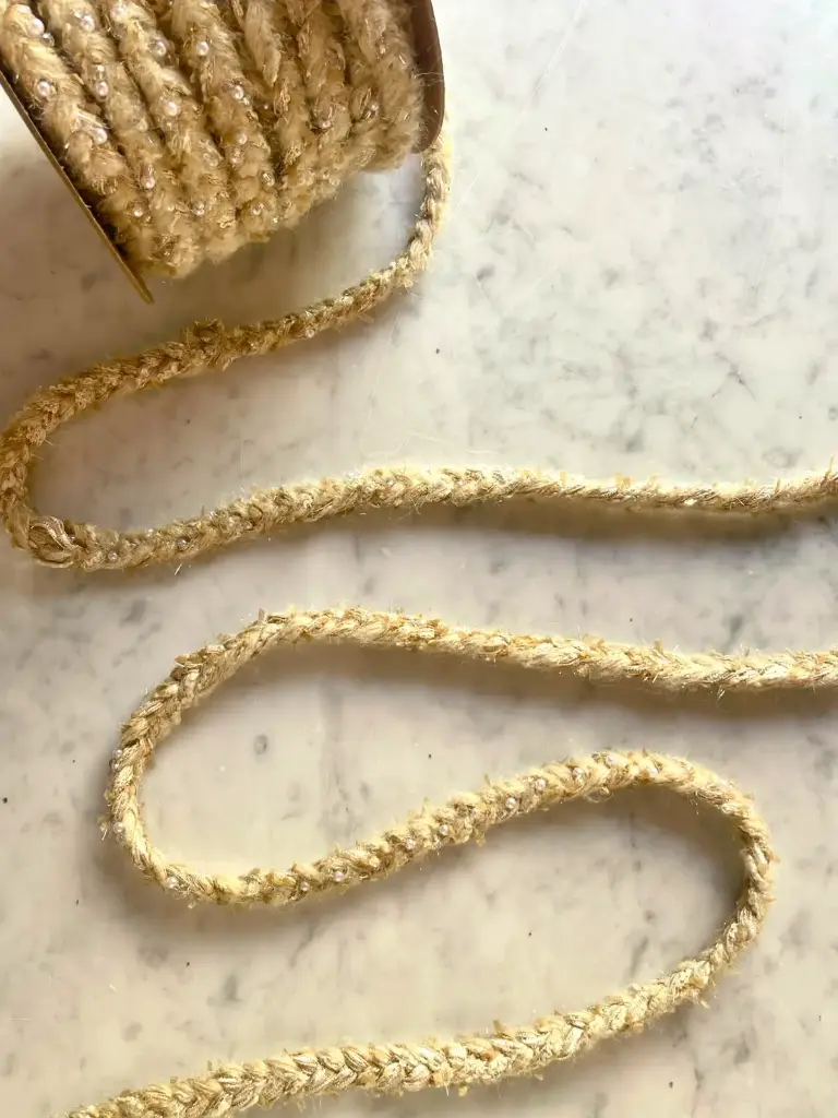 Pasamanería Trenzada Beige con Perlas, Cristales y Hilos Metálicos