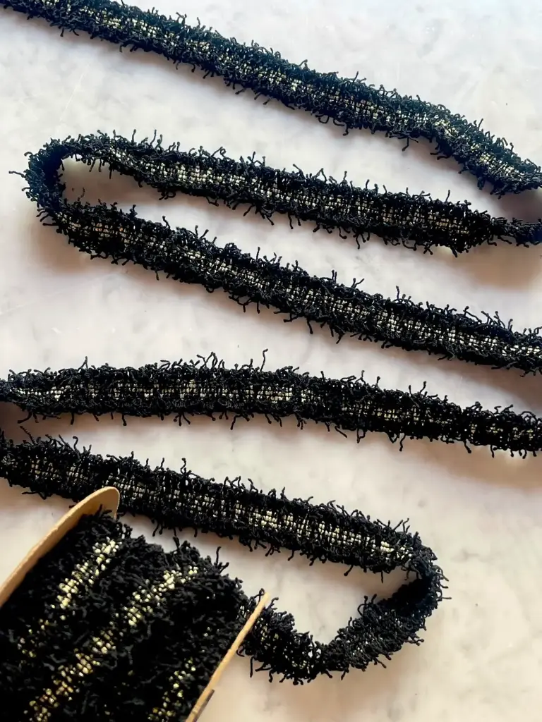 Pasamanería Negro Tipo Tweed con Bordes Deshilachados y Centro Dorado