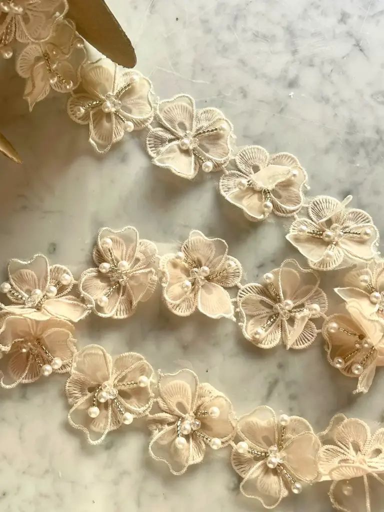 M - Tul Bordado - Flores Nude con Perlas