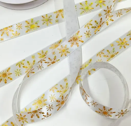 [3106] Listón Navideño - Snowflakes Gold (5/8" (1.5 cm) x 25 yardas (22.86 mts))