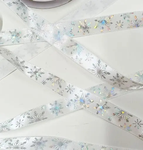 [3105] Listón Navideño - Snowflakes Silver (5/8" (1.5 cm) x 25 yardas (22.86 mts))