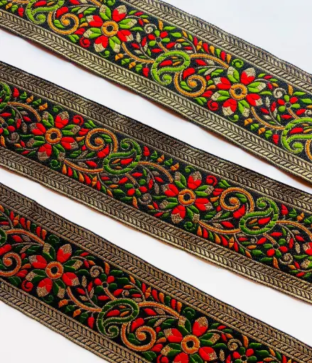 [6211] MH - Tira Hindu Bordada 7.5 cm Negro Oro Flores Rojas