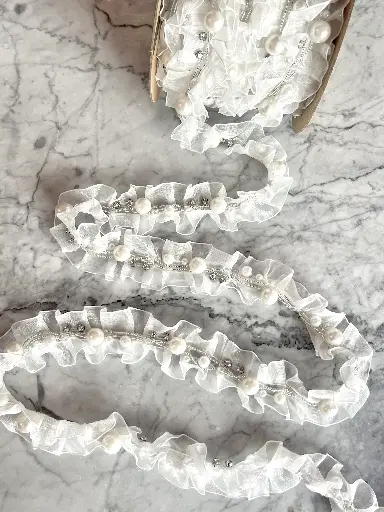 [6222] Organza Plisada con Perlas y Cristales Blanco / Marfil