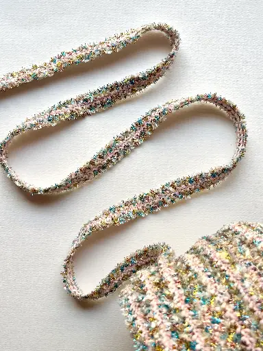 [6281] Pasamanería Tipo Chenille Rosa Pastel con Festón Turquesa y Dorado