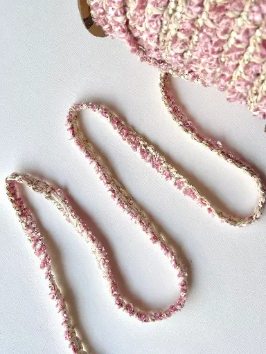 [6284] Pasamanería Tejida Estilo Tweed / Chanel Rosa Pastel, Marfil y Dorado