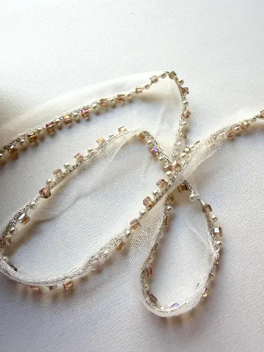 [6314] Cinta de Tul Fino con Cristales Cúbicos Ámbar y Perlas