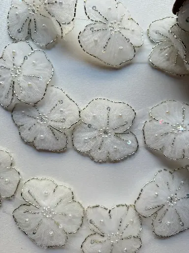 [6316] Tira de Flores Bordadas en Tul con Canutillo, Lentejuela y Perlas