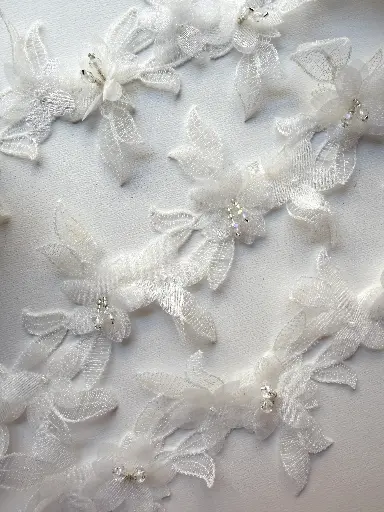 [6318] Encaje Bordado de Flores con Cristales